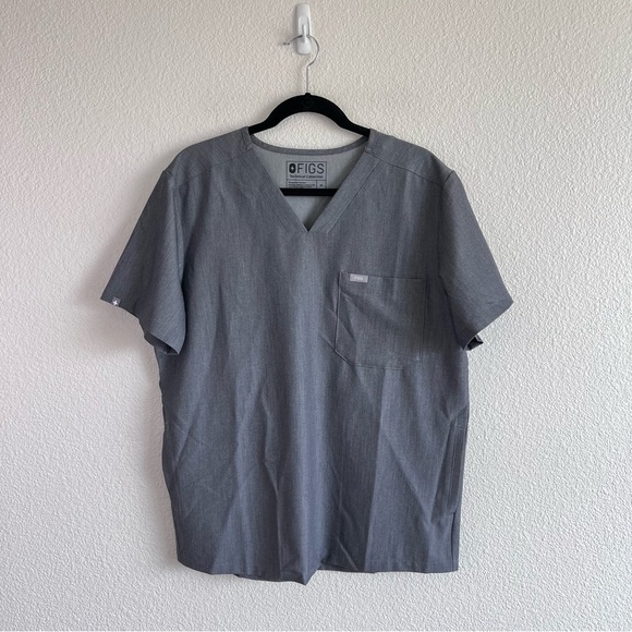 FIGS Men’s Chisec Three-Pocket Scrub Top Graphite Gray - Picture 1 of 6